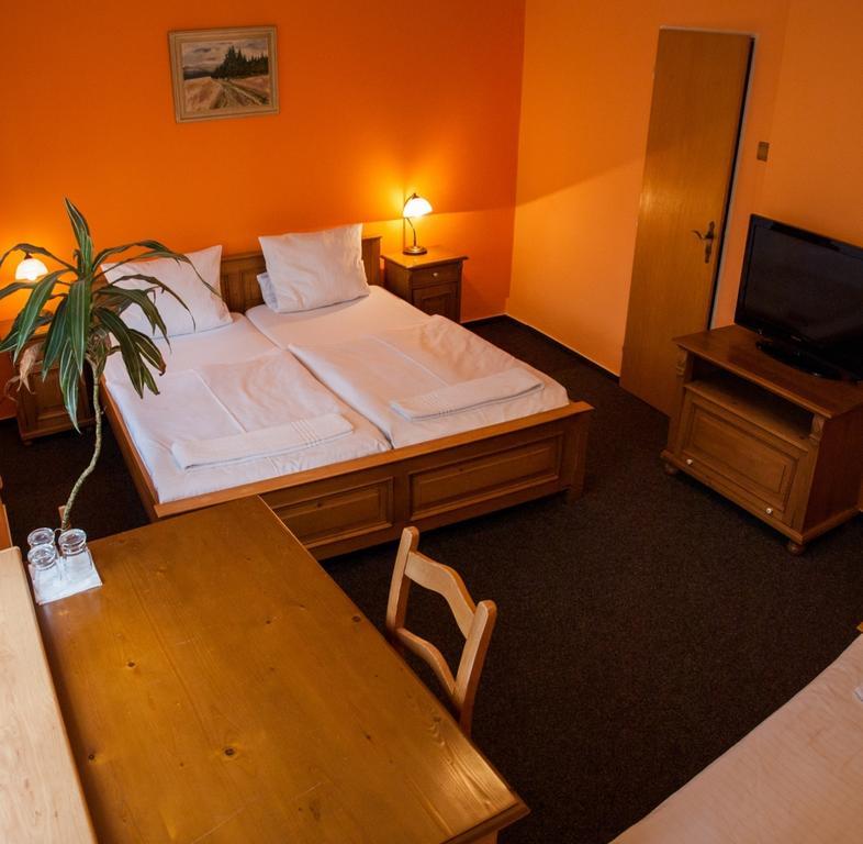 Hotel A Restaurace U Hrncire Кутна-Гора Номер фото