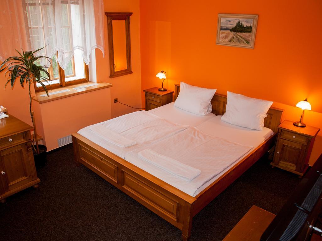 Hotel A Restaurace U Hrncire Кутна-Гора Номер фото